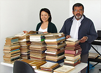 Profª Drª Yuka de Almeida Prado e o funcionário Luiz Aparecido dos Santos