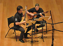 Gustavo Silveira Costa (viola caipira I) e José Gustavo Julião de Camargo (viola caipira II)