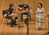 Gustavo Silveira Costa (viola caipira I), José Gustavo Julião de Camargo (viola caipira II) e Maria Yuka de Almeida Prado (soprano)